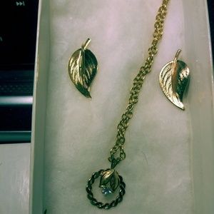 Gold accented leaf earrings and necklace